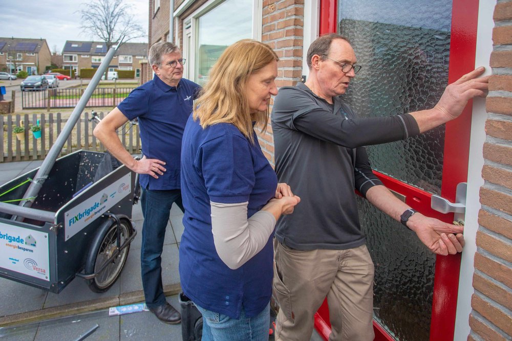 Wethouders Van Werven en Rebel ‘fixen’ een handje mee