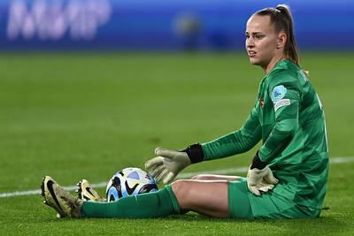 Oranje Leeuwinnen zonder keepster Daphne van Domselaar in beslissende EK-kwalificatieduels