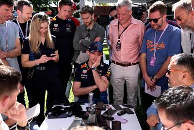 Omringd door journalisten speelt Max Verstappen het spelletje mee: ‘Ik bij Mercedes? In welk jaar bedoel je?’