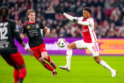 Ajax ontsnapt na rood Steven Bergwijn op valreep aan beschamende thuisnederlaag tegen Excelsior