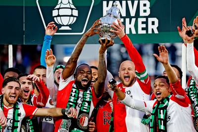 Tiental Feyenoord knokt zich naar zege op NEC en wint tumultueuze finale KNVB-beker