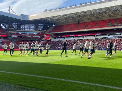 PSV-fans draaien op open training warm voor titelfeest, Hans van Breukelen reikt schaal uit