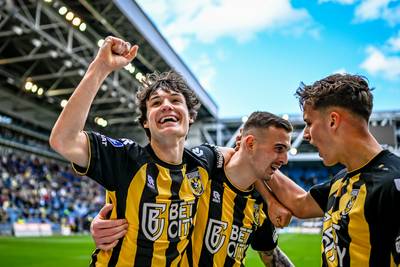 Tiental Vitesse blijft overeind tegen Fortuna Sittard na rood in slotfase: gedegradeerde club weer in de plus