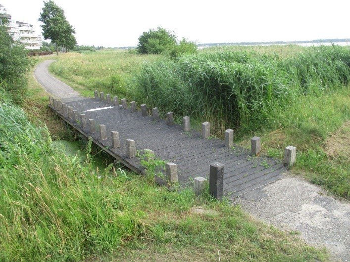 Voetgangersbrug aan Labradorstroom afgesloten