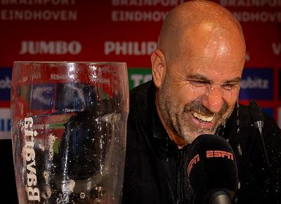 Spelers trakteren trainer Peter Bosz op bierdouche tijdens persconferentie na kampioenschap PSV