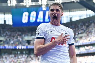 Tot Speler van het Jaar uitgeroepen Micky van de Ven geeft supporters wat terug met winnende goal