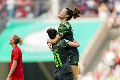 Dominique Janssen helpt Wolfsburg met doelpunt aan tiende beker op rij