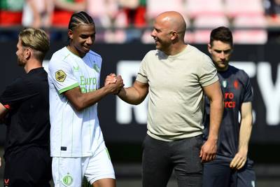 Feyenoord zoekt trainer die op ‘lijn Slot’ verder wil: ‘Het zal nooit helemaal hetzelfde worden’