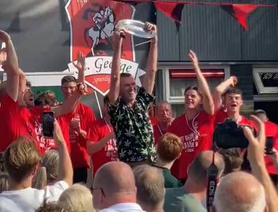 Levenslange schorsing voor scheidsrechter die meefeest met kampioen: ‘Ik vind het te triest voor woorden’