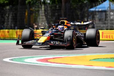 Max Verstappen klaagt, zoekt naar grip en mist bochten in openingstraining in Imola