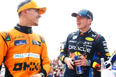 ‘Gebroken’ Max Verstappen moet erbij gaan liggen na slopend duel met Lando Norris: ‘Ik verlang naar m’n bed’