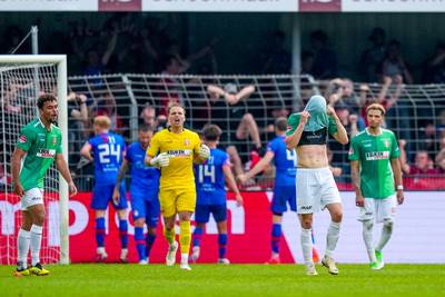 Drama voor FC Dordrecht: FC Emmen na goal in slotfase verrassend naar halve finales play-offs