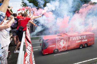 Jongetje raakt gewond bij uitzwaaien spelersbus FC Twente: ‘Mien kind steet in brand!’