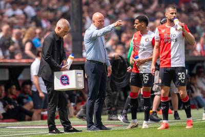 Aanhang Feyenoord dankt Arne Slot die in laatste duel Excelsior naar nacompetitie duwt