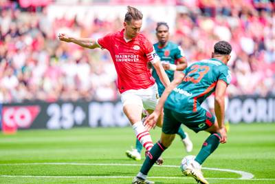 PSV dankzij gedeeld topscorer Luuk de Jong langs RKC, dat zich ondanks verlies handhaaft in de eredivisie