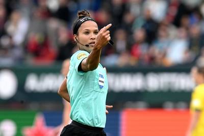 Shona Shukrula eerste Nederlandse vrouwelijke arbiter in betaald voetbal: ‘Vijftien jaar keihard voor gewerkt’