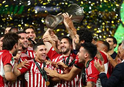 Grieken in de gloria: Olympiakos schrijft geschiedenis en bezorgt land eerste Europese prijs ooit