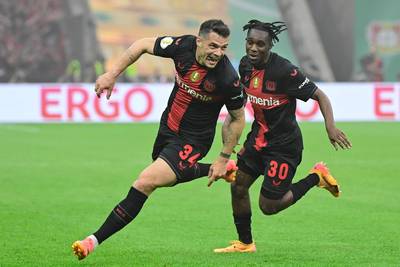 Bayer Leverkusen blijft in Duitsland wél ongeslagen: Jeremie Frimpong wint DFB-Pokal