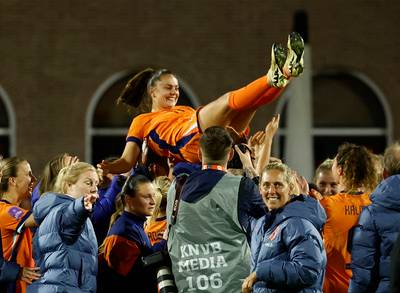 Emotionele Lieke Martens wint in laatste thuisinterland met Oranje Leeuwinnen: ‘Ik ben sprakeloos’