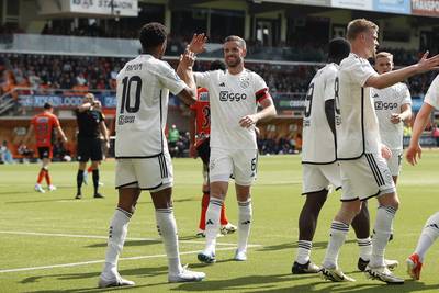 Ajax verdedigt vijfde plek eredivisie met ruime overwinning, Volendam degradeert