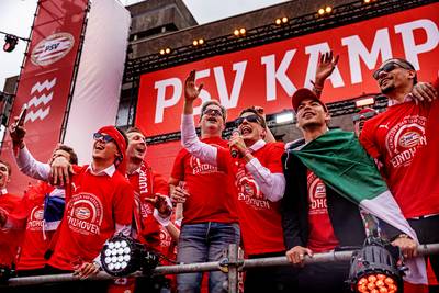 Bekijk hier de hoogtepunten van de huldiging van PSV in een feestelijk Eindhoven