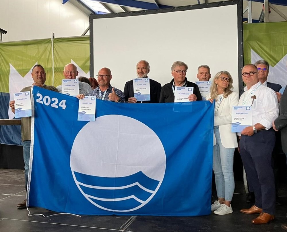 Blauwe vlag voor gemeentehaven Huizen