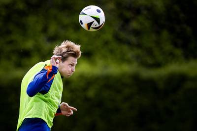 Frenkie de Jong weer op trainingsveld bij Oranje: ‘Maar hij kan nog geen wedstrijden spelen’