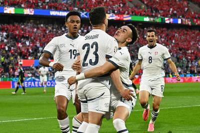 Zwitserland dankzij prachtgoal Xherdan Shaqiri naast Schotland én zeer dicht bij plek in achtste finale EK