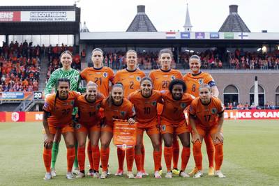 Oranje Leeuwinnen kelderen op wereldranglijst: voor het eerst sinds 2017 buiten de top-10