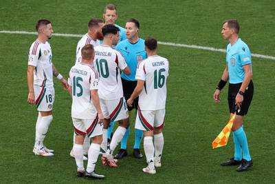 Bondscoach Hongarije hekelt optreden Danny Makkelie: ‘Hij was de slechtste op het veld’