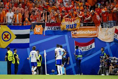 KNVB kan boete tegemoet zien: Oranje-fans bekogelen Antoine Griezmann met bekers