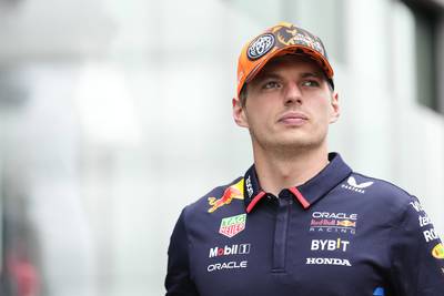 Max Verstappen haalt schouders op over kritiek circuitbaas Silverstone: ‘Kijk eerst wat je zelf verkeerd doet’