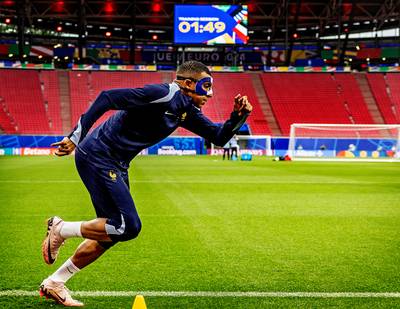 Masker waarmee Kylian Mbappé zich laat zien op training in strijd met reglementen van UEFA