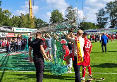 Zware stellage valt naar beneden bij duel FC Twente: 10 gewonden, waarvan 2 zwaargewond