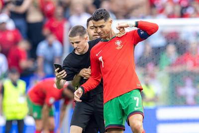 Zorgen om fans die Cristiano Ronaldo op het veld belagen: ‘Moeten boodschap geven dat dit niet de juiste manier is’