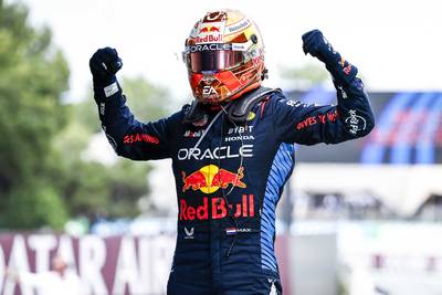 Foutloze Max Verstappen houdt hongerige Lando Norris achter zich en wint voor derde keer op rij in Spanje