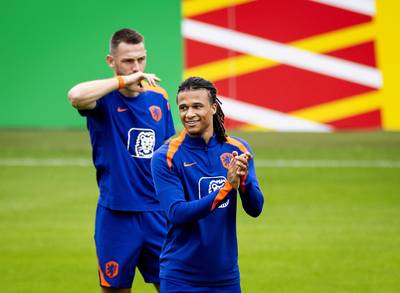 Oranje met complete groep op training, Nathan Aké heeft lichte klachten