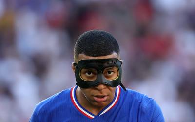 Kylian Mbappé hekelt masker voor gebroken neus: ‘Voetballen met zo’n ding is echt horror’