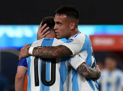 Worstelend Argentinië boekt in slotminuten zege en bereikt kwartfinales Copa America