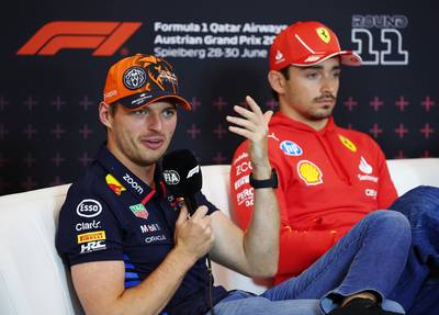 Max Verstappen licht geïrriteerd na aanhoudende vragen over vertrek: ‘Ja, ik rijd hier volgend jaar’