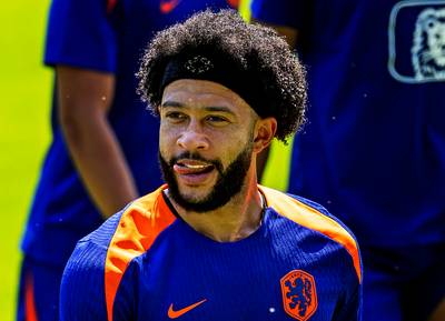 Memphis Depay en Georginio Wijnaldum met afrokapsel op trainingsveld