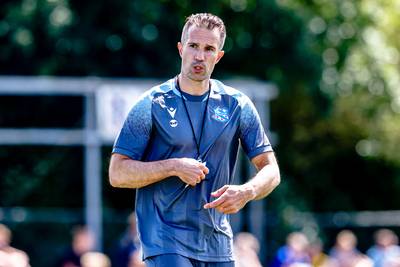 Robin van Persie heeft bij eerste training Heerenveen vooral oog voor spitsen