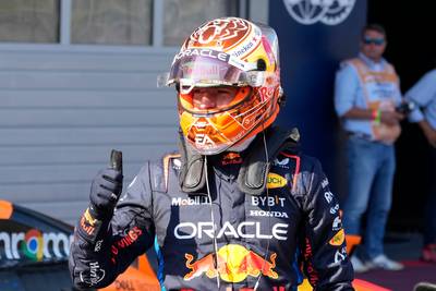 Max Verstappen pakt overtuigend pole in hectische kwalificatie voor sprintrace