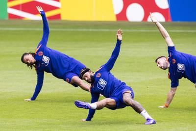 Oranje met complete groep op training, Aké heeft lichte klachten