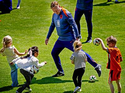 Hoe een familiedag op een eindtoernooi dankzij Louis van Gaal bij Oranje is gaan horen