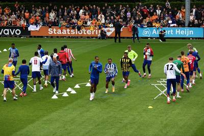 Uitzwaaitraining Oranje trekt 2000 supporters: internationals in shirt amateurclub op het veld