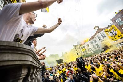 Breda loopt massaal uit voor promotiefeest NAC op Grote Markt