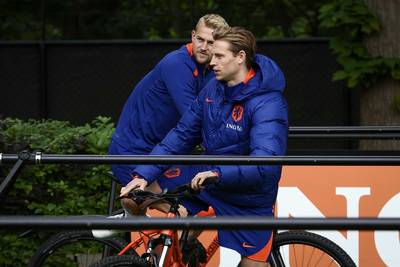 Tijd tikt voor met enkel kwakkelende Frenkie de Jong: ‘Of het EK realistisch is, moeten we zien’