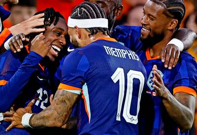 Jeremie Frimpong en Memphis Depay leiden Oranje in afwijkende speelwijze naar ruime oefenzege op Canada