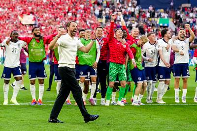 Op bezoek in het Engelse kamp, waar spelers darten tegen journalisten en de bondscoach steun krijgt: ‘Wij houden van hem’